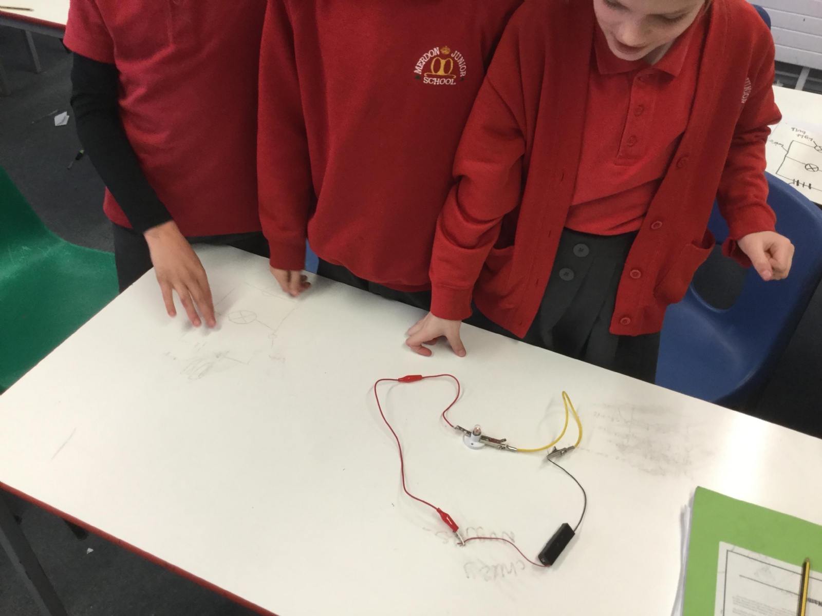 Merdon Merdon Junior School - Building a circuit